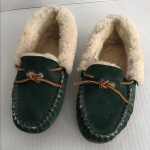 L.L. Bean Wicked Good Green Suede Slippers
Shearling Lined Women’s 8